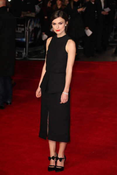 Keira Knightley glamour en petite robe noire